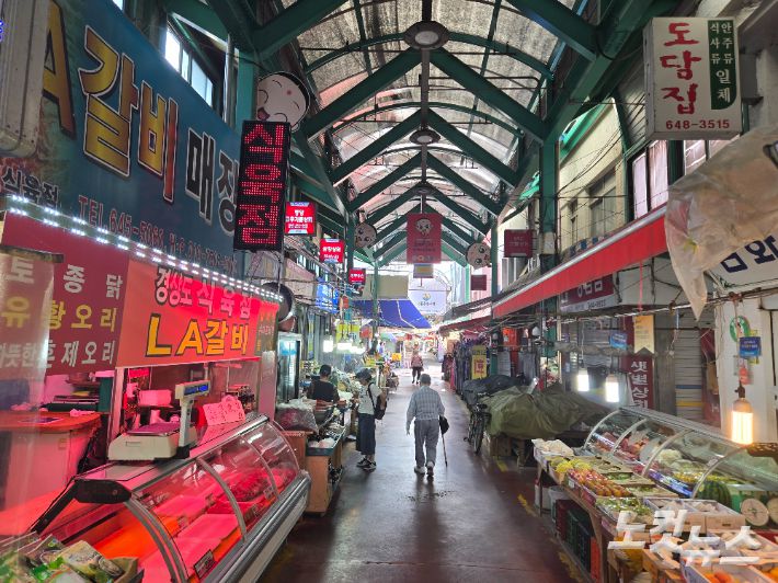 비교적 한적한 모습의 강릉중앙시장. 이준석 기자