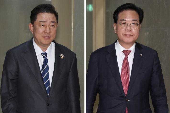더불어민주당 김병기 원내대표와 국민의힘 송언석 원내대표(오른쪽)가 9일 서울 여의도 국회에서 권성동 의원 체포동의안 표결 등 현안 관련 논의를 위해 운영위원장실로 들어가고 있다. 연합뉴스