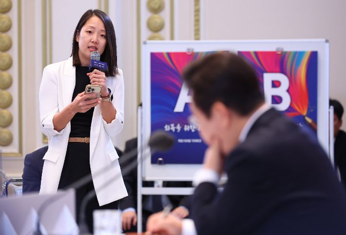 이재명 대통령이 11일 청와대 영빈관에서 열린 취임 100일 기자회견 '회복을 위한 100일, 미래를 위한 성장'에서 외신 기자의 질문을 받고 있다. 연합뉴스