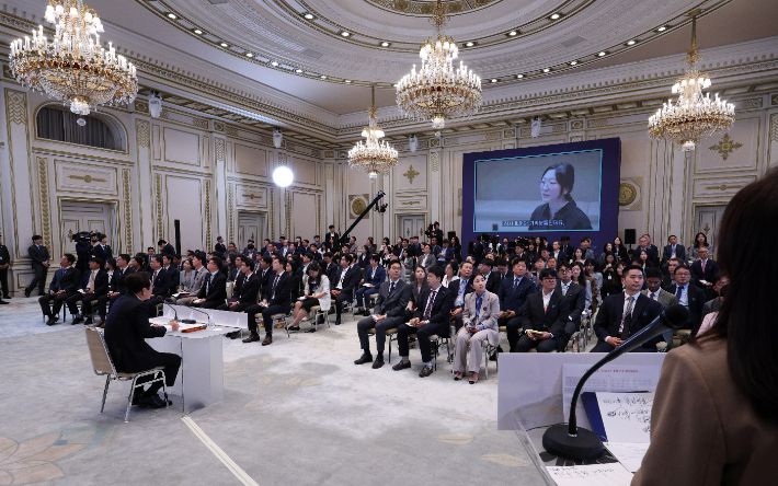 이재명 대통령이 11일 청와대 영빈관에서 취임 100일 기자회견 '회복을 위한 100일, 미래를 위한 성장'을 하고 있다. 연합뉴스