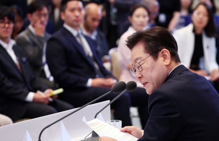 이재명 대통령이 11일 청와대 영빈관에서 열린 취임 100일 기자회견 '회복을 위한 100일, 미래를 위한 성장'에서 자료를 보고 있다. 연합뉴스