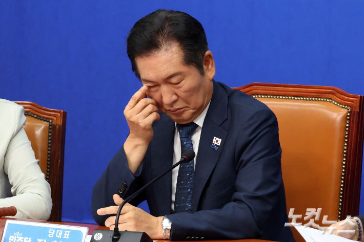 더불어민주당 정청래 대표가 12일 서울 여의도 국회에서 열린 최고위원회의에서 생각에 잠겨있다. 윤창원 기자