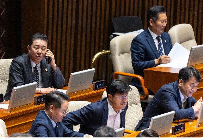 3대 특검법 개정안 처리 마친 민주당 대표와 원내대표     (서울=연합뉴스) 황광모 기자 = 더불어민주당 정청래 대표(오른쪽)과 김병기 원내대표가 11일 국회 본회의에서 상정된 '더센 특검법(3대 특검법 개정안)' 개정안에 대한 수정안 처리를 지켜보고 있다. 2025.9.11     hkmpooh@yna.co.kr (끝)   <저작권자(c) 연합뉴스, 무단 전재-재배포, AI 학습 및 활용 금지> 연합뉴스