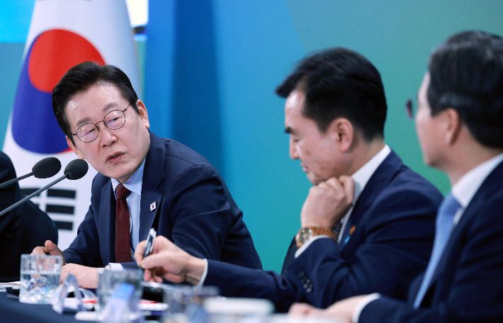 이재명 대통령이 12일 강원도 춘천시 강원창작개발센터에서 열린 지역 토론회 '강원의 마음을 듣다' 타운홀 미팅에서 발언하고 있다. 연합뉴스