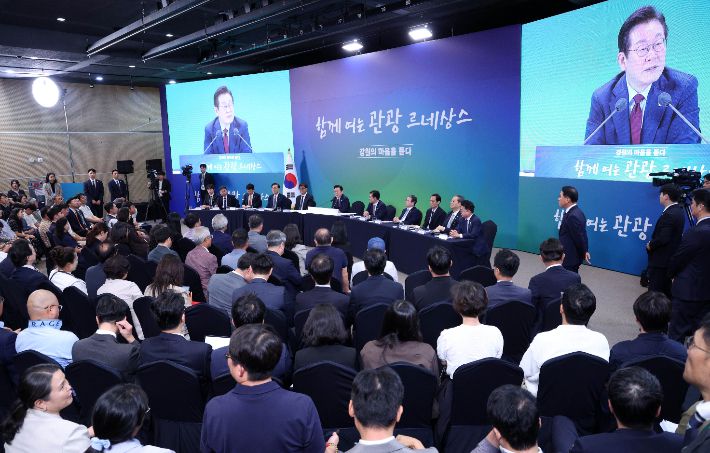 이재명 대통령이 12일 강원도 춘천시 강원창작개발센터에서 열린 지역 토론회 '강원의 마음을 듣다' 타운홀 미팅에서 발언하고 있다. 연합뉴스