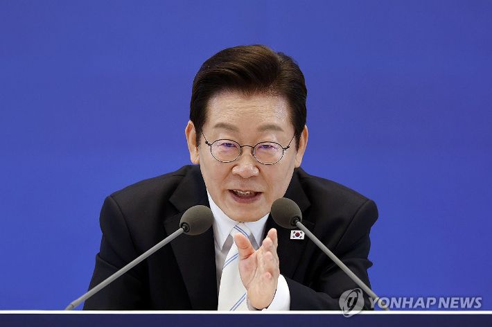 (서울=연합뉴스) 김도훈 기자 = 이재명 대통령이 11일 청와대 영빈관에서 열린 취임 100일 기자회견 '회복을 위한 100일, 미래를 위한 성장'에서 발언하고 있다. 2025.9.11 [대통령실통신사진기자단] superdoo82@yna.co.kr 연합뉴스