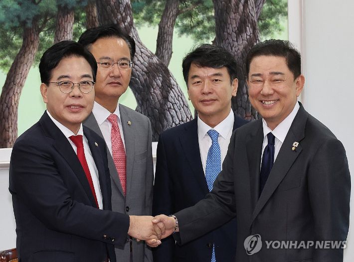 (서울=연합뉴스) 박동주 기자 = 더불어민주당 김병기 원내대표, 국민의힘 송언석 원내대표가 10일 서울 여의도 국회에서 회동을 갖고 있다. 2025.9.10 pdj6635@yna.co.kr 연합뉴스