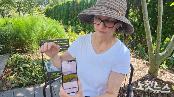 제주여행 사진을 보여주는 미국인 낸시 허친슨씨. 고상현 기자