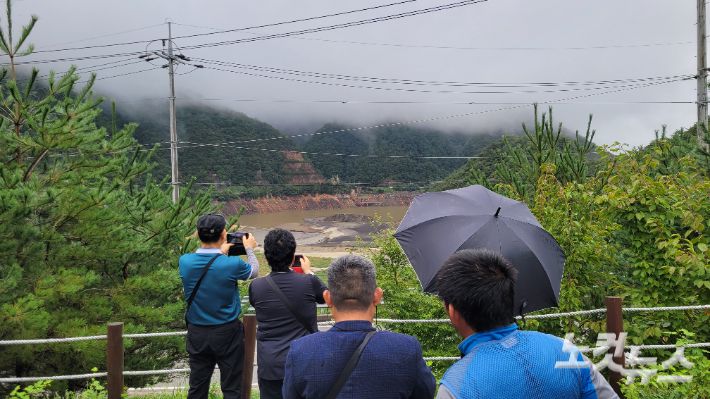 13일 강릉 오봉저수지 인근 말구리재 쉼터에서 저수지의 모습을 사진에 담고 있는 시민들. 전영래 기자