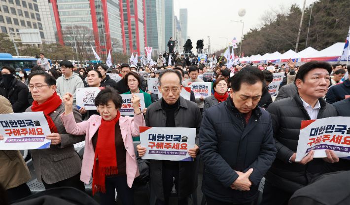 지난 3월 15일 국민의힘 김기현, 추경호 의원 등이 서울 여의대로에서 세이브코리아가 연 '3·1절 국가비상기도회'에서 윤석열 대통령 탄핵 기각을 촉구하며 기도하고 있다. 연합뉴스