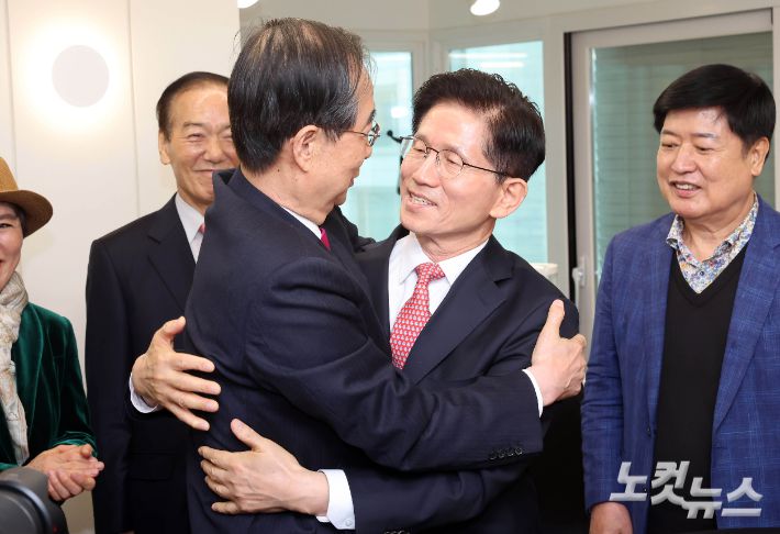 국민의힘 김문수 대선후보와 한덕수 전 국무총리가 11일 서울 여의도 국민의힘 당사 대선후보 사무실에서 회동에 앞서 포옹하고 있다. 황진환 기자