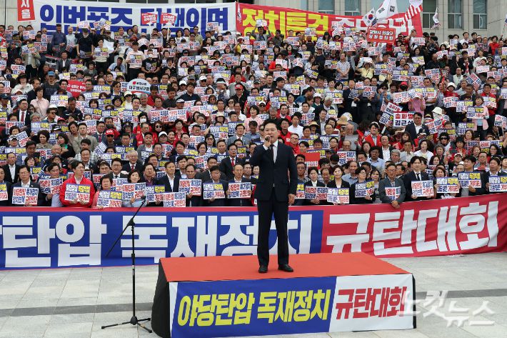 국민의힘 장동혁 대표가 12일 서울 여의도 국회 본청 앞 계단에서 열린 야당탄압 독재정치 규탄대회에서 발언을 하고 있다. 윤창원 기자