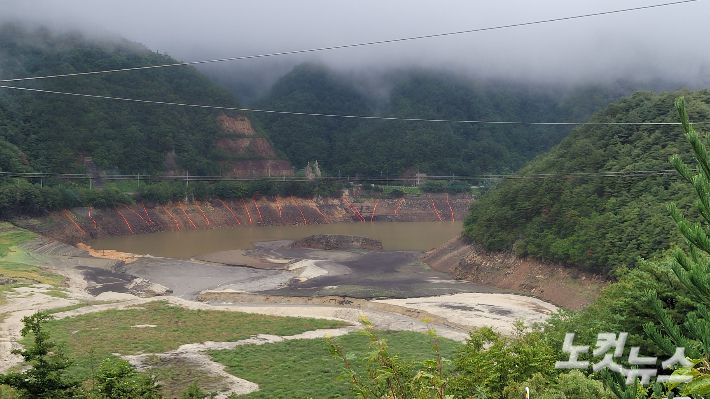 13일 오후 강릉 오봉저수지 일대에 단비가 내리면서 저수율이 다소 상승했지만, 여전히 물이 부족한 모습을 보이고 있다. 전영래 기자