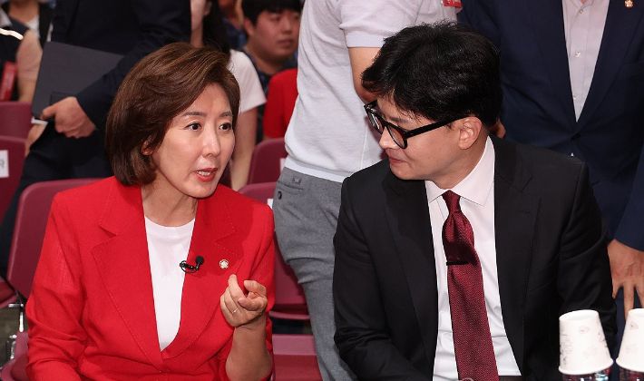 국민의힘 나경원 의원과 한동훈 전 대표. 연합뉴스