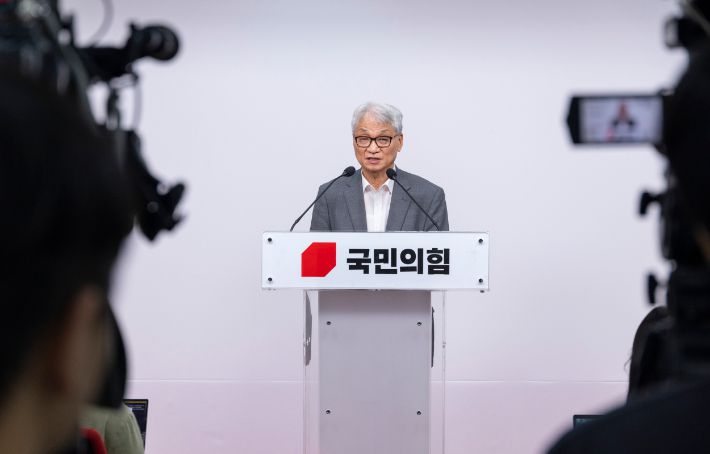 국힘 윤리위, '대선후보 교체 시도' 권영세·이양수 징계 하지 않기로 결정     (서울=연합뉴스) 황광모 기자 = 국민의힘 중앙윤리위원회 위원장이 11일 서울 여의도 중앙당사에서 열린 윤리위원회 직후 가진 기자회견에서 21대 '대선후보 교체 시도'로 회부된 권영세·이양수 의원을 징계 하지 않기로 한 윤리위 결정을 발표하고 있다. 2025.9.11     hkmpooh@yna.co.kr (끝)   <저작권자(c) 연합뉴스, 무단 전재-재배포, AI 학습 및 활용 금지> 연합뉴스