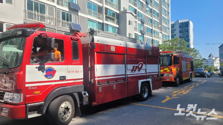 지난 10일 오전 강릉의 한 아파트 저수조에 물을 채우기 위해 운반급수에 나선 소방차량. 전영래 기자