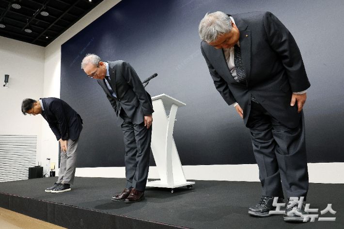 김영섭 KT 대표를 비롯한 임직원들이 11일 서울 종로구 KT 광화문빌딩 웨스트 사옥에서 최근 발생한 소액결제 피해와 관련해 고개 숙여 사과하고 있다. 왼쪽부터 서창석 KT 네트워크 부문장 부사장, 김영섭 KT 대표, 이현석 커스터머 부문장 부사장. 류영주 기자