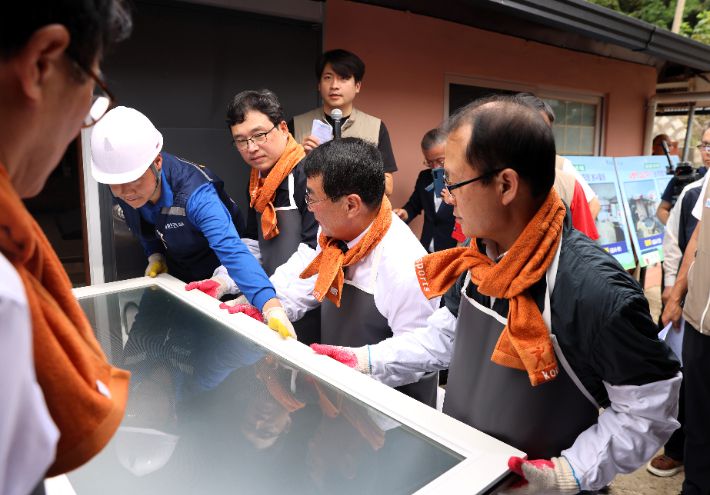 남해군 창선면 적량마을에서 '사랑의 집고치기' 봉사활동을 하고 있다. 경남농협 제공