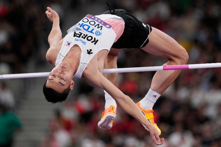 우상혁이 14일 일본 도쿄에서 열린 2025 세계육상선수권 남자 높이뛰기 예선에서 바를 넘고 있다. 연합뉴스