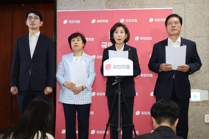 국민의힘 나경원 의원 등 국회 법제사법위원회 위원들이 15일 서울 여의도 국회에서 조희대 대법원장에 대한 여당의 사퇴 요구 등과 관련해 입장을 밝히고 있다. 연합뉴스
