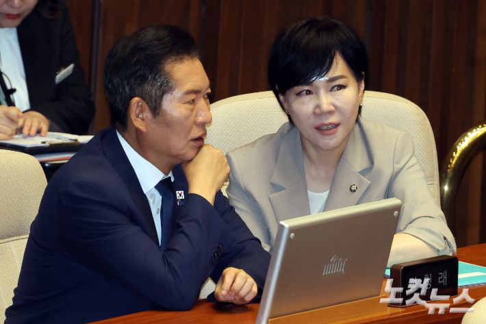 10일 서울 여의도 국회에서 열린 제429회국회(정기회) 제3차 본회의에서 더불어민주당 정청래 대표와 전현희 의원이 대화를 하고 있다. 윤창원 기자