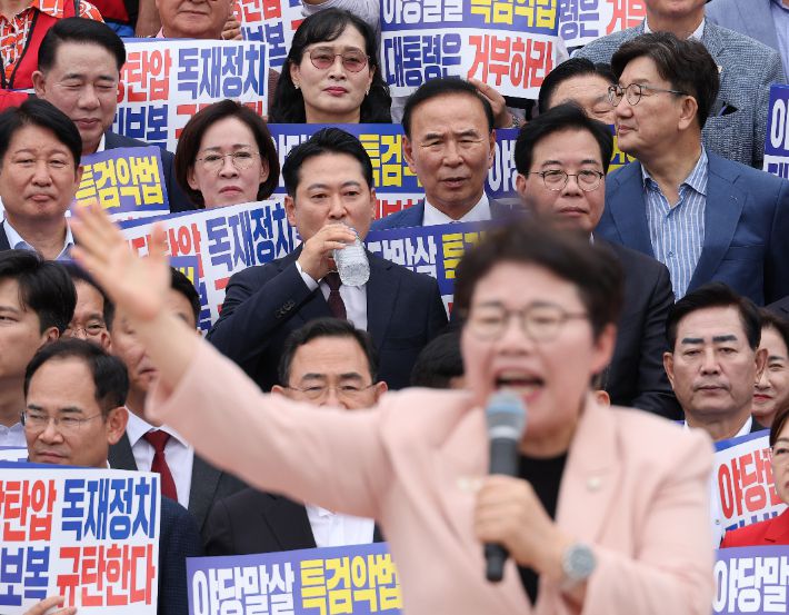 국민의힘 장동혁 대표, 송언석 원내대표, 권성동 의원이 12일 서울 여의도 국회 본청 앞 계단에서 열린 '야당 탄압 독재정치 규탄 대회'에서 임이자 의원의 발언을 듣고 있다. 연합뉴스