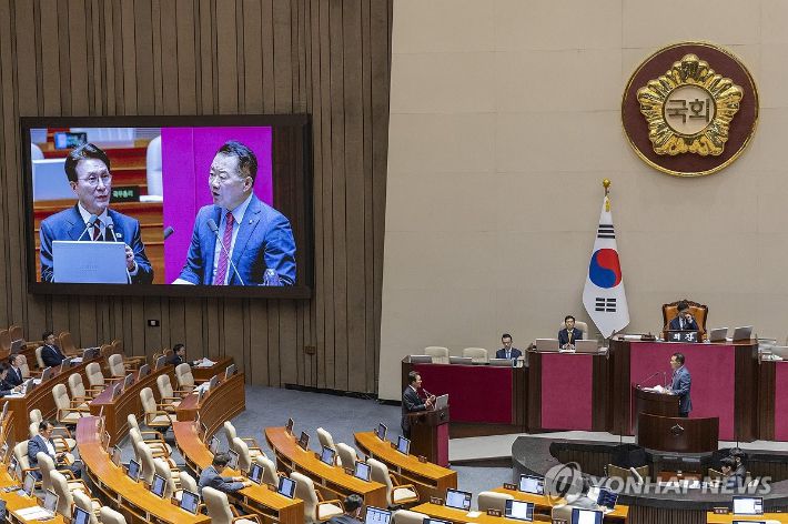 (서울=연합뉴스) 황광모 기자 = 국민의힘 신성범 의원이 15일 국회에서 열린 정치에 관한 대정부 질문에서 김민석 국무총리에게 계엄 당시 상황에 대한 질문을 하고 있다. 2025.9.15 hkmpooh@yna.co.kr 연합뉴스