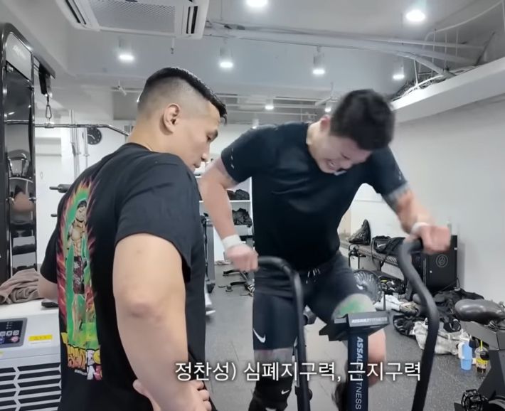 정찬성(사진 왼쪽)과 훈련 중인 황인수. 정찬성 SNS 영상 캡처