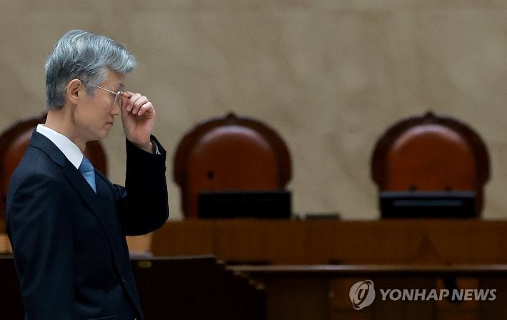 (서울=연합뉴스) 홍해인 기자 = 조희대 대법원장이 12일 서울 서초구 대법원 중앙홀에서 열린 '2025 대한민국 법원의 날 기념식'에서 시상에 앞서 안경을 고쳐 쓰고 있다. 2025.9.12 hihong@yna.co.kr 연합뉴스