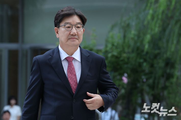 통일교로부터 불법 정치자금을 수수한 의혹을 받는 권성동 국민의힘 의원이 27일 오전 서울 종로구 KT광화문빌딩에 마련된 김건희 특검팀(특별검사 민중기) 사무실에 피의자 신분으로 조사를 받기 위해 출석하고 있다. 류영주 기자