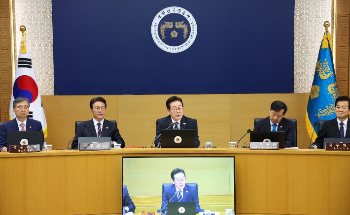 이재명 대통령이 16일 정부세종청사에서 제42회 국무회의를 주재하고 있다. 연합뉴스