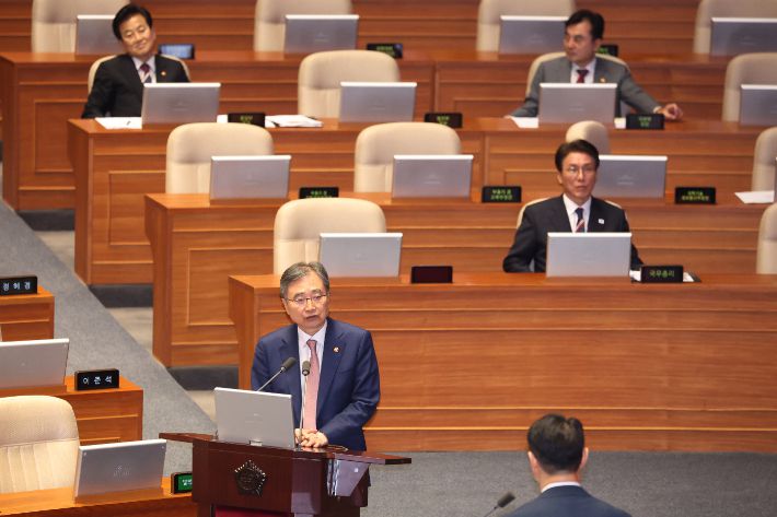 조현 외교부 장관이 16일 외교·통일·안보 분야 대정부 질문이 진행된 국회 본회의에서 한미 관세 협상과 관련한 국민의힘 김건 의원의 질문에 답하고 있다. 연합뉴스