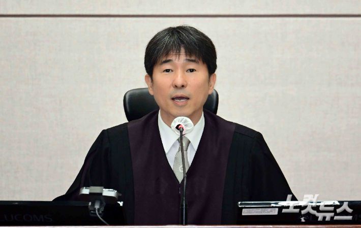 지귀연 부장판사가 21일 오전 서울 서초구 서울중앙지법 417호 법정에서 열린 윤석열 전 대통령의 내란 우두머리 혐의 재판을 하기 전 언론 공개에 대한 발언을 하고 있다. 사진공동취재단
