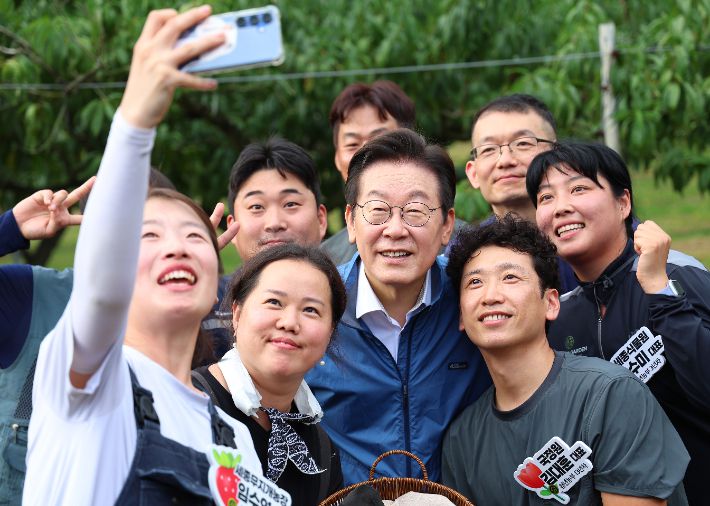 이재명 대통령이 16일 세종시 전동면 조일농원에서 열린 청년 농업인 간담회가 끝난 뒤 참석자들과 함께 기념촬영을 하고 있다. 연합뉴스