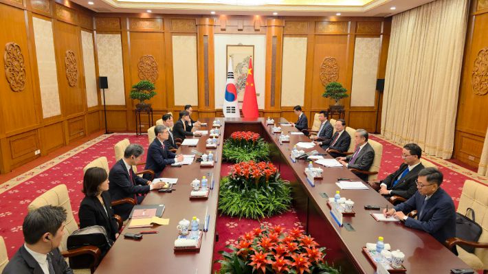 17일 오후 중국 베이징 댜오위타이국빈관에서 조현 외교부 장관과 왕이 중국 외교부장이 만나 회담을 하고 있다. 연합뉴스