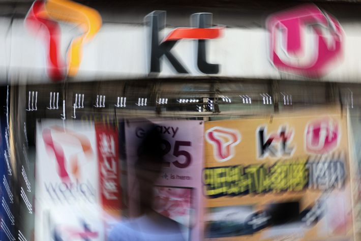 구멍 뚫린 통신업계 보안     (서울=연합뉴스) 이동해 기자 = 11일 서울 시내 한 휴대폰 판매점의 모습.     SK텔레콤의 해킹으로 고객 정보가 유출된 데 이어 이동통신 3사에 해킹 우려가 커지는 가운데, 개인정보보호위원회는 이날 KT와 LG유플러스의 개인정보 유출 의혹에 대해 경찰, 과기정통부 등 관계 기관과 함께 신속하고 정밀한 조사를 예고했다. 2025.9.11     eastsea@yna.co.kr (끝)   <저작권자(c) 연합뉴스, 무단 전재-재배포, AI 학습 및 활용 금지> 연합뉴스