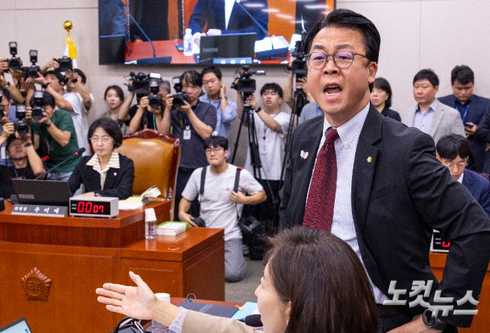 최혁진 의원 발언에 강하게 항의하는 곽규택 의원     (서울=연합뉴스) 황광모 기자 = 국민의힘 곽규택 의원이 16일 서울 여의도 국회에서 열린 법제사법위원회 전체회의에서 무소속 최혁진 의원의 나경원 의원에 대한 발언에 강하게 항의하고 있다. 2025.9.16     hkmpooh@yna.co.kr (끝)   <저작권자(c) 연합뉴스, 무단 전재-재배포, AI 학습 및 활용 금지> 연합뉴스