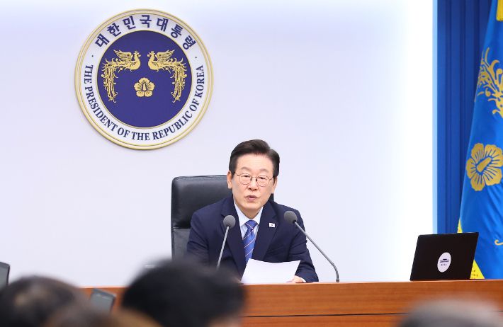 이재명 대통령이 18일 서울 용산 대통령실에서 열린 수석보좌관회의에서 발언하고 있다. 연합뉴스