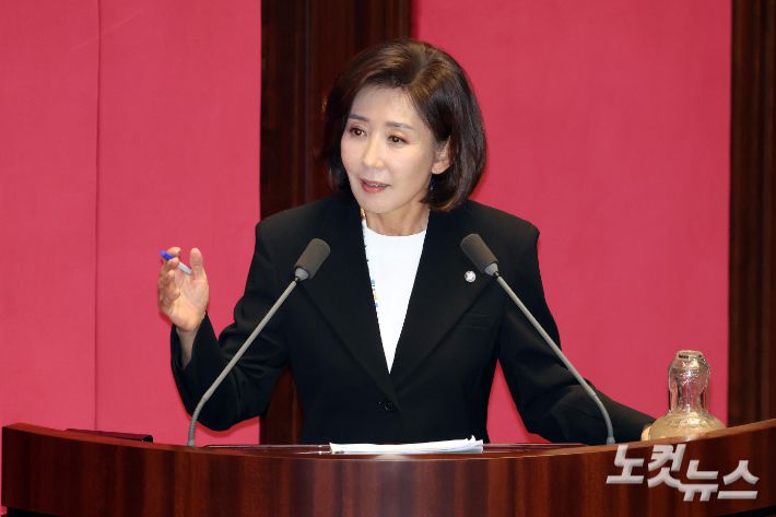 19일 서울 여의도 국회에서 열린 제429회국회(정기회) 제8차 본회의 교육·사회·문화에 관한 질문에서 국민의힘 나경원 의원이 질의를 하고 있다. 윤창원 기자