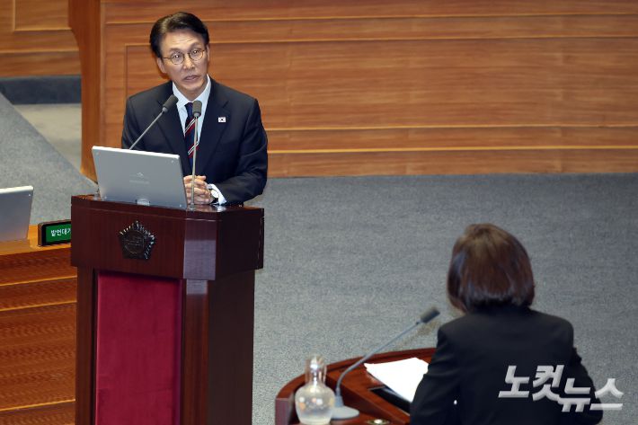 19일 서울 여의도 국회에서 열린 제429회국회(정기회) 제8차 본회의 교육·사회·문화에 관한 질문에서 김민석 국무총리가 의원 질의에 답변을 하고 있다. 윤창원 기자
