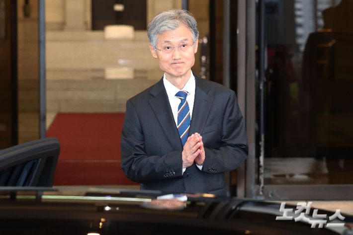 조희대 대법원장이 17일 오후 서울 서초구 대법원에서 퇴근하고 있다. 류영주 기자