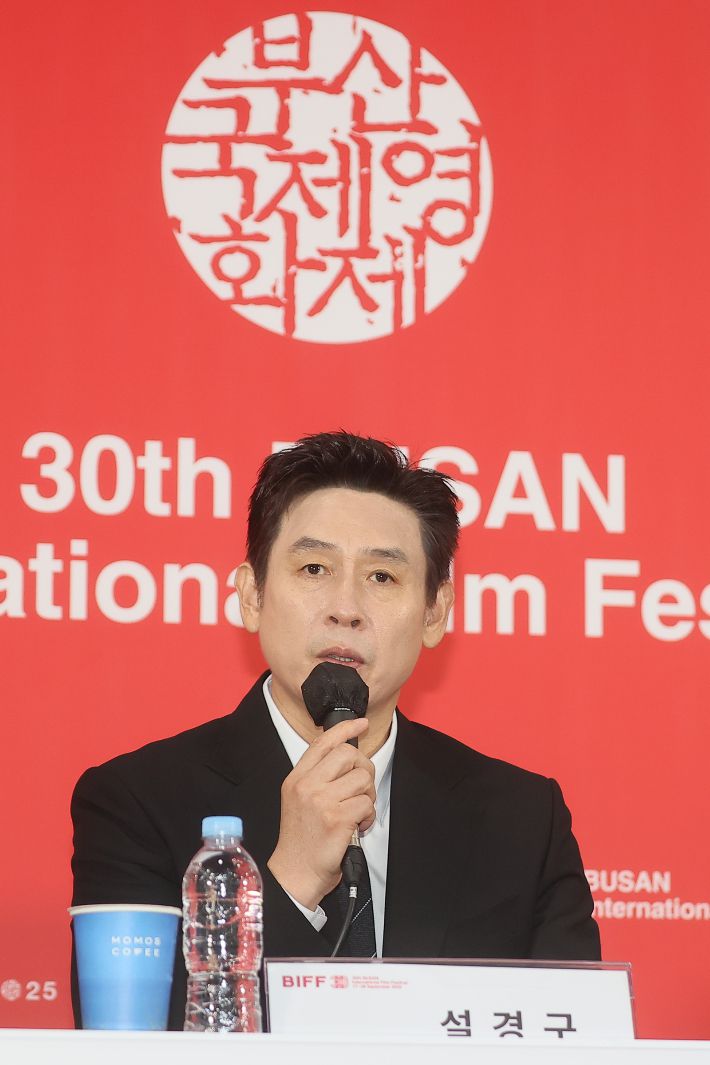 배우 설경구가 19일 부산 해운대구 우동 영화의전당에서 열린 제30회 부산국제영화제 '굿뉴스' 기자회견에서 인사말을 하고 있다. 연합뉴스