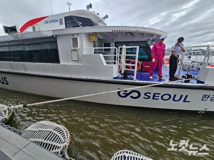 여의도선착장에 한강버스가 접안하고 있다. 권민철 기자
