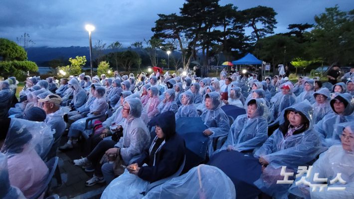 고성군이 주최하고 강원영동CBS가 주관한 '화진포 셔우드 홀 시네마 콘서트'가 19일 오후 6시 30분 화진포 셔우드 홀 문화공간 야외무대에서 비가 내리는 궂은 날씨에도 성황리에 마무리됐다. 전영래 기자