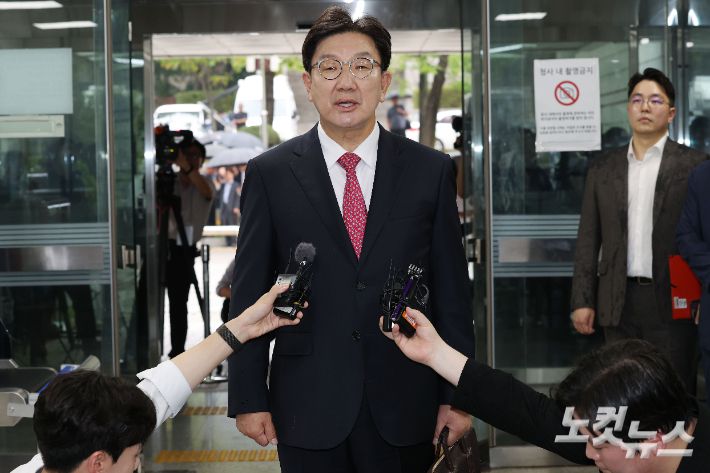 통일교로부터 불법 정치자금을 수수한 혐의를 받는 권성동 국민의힘 의원이 16일 오후 서울 서초구 서울중앙지방법원에서 열린 구속 전 피의자 심문(영장실질심사)에 출석하고 있다. 류영주 기자