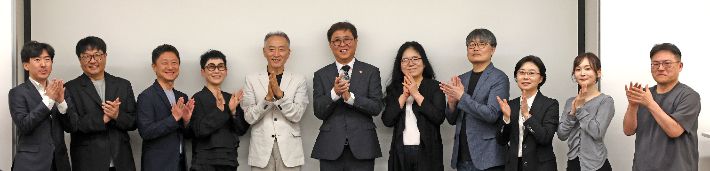 최휘영 문화체육관광부 장관이 19일 서울 종로구 국립현대미술관 서울관에서 만화·웹툰 분야 관계자들을 만나 간담회를 마치고 기념촬영을 하고 있다. 문화체육관광부 제공