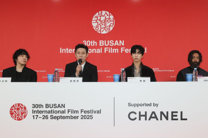 변성현 감독(왼쪽부터), 배우 설경구, 홍경, 야마다 타카유키가 19일 부산 해운대구 우동 영화의전당에서 열린 제30회 부산국제영화제 '굿뉴스' 기자회견에서 인사말을 하고 있다. 연합뉴스