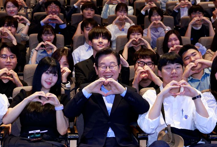 이재명 대통령이 19일 서울 마포구 구름아래 소극장에서 열린 2030 청년 소통·공감 토크콘서트에서 참석자들과 기념촬영을 하고 있다. 연합뉴스