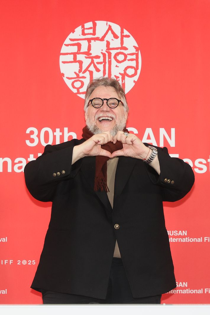 기예르모 델 토로 감독이 19일 부산 해운대구 우동 영화의전당에서 열린 제30회 부산국제영화제 '프랑켄슈타인' 기자회견에서 포즈를 취하고 있다. 연합뉴스
