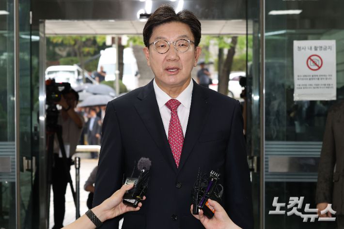 통일교로부터 불법 정치자금을 수수한 혐의를 받는 권성동 국민의힘 의원이 16일 오후 서울 서초구 서울중앙지방법원에서 열린 구속 전 피의자 심문(영장실질심사)에 출석하고 있다. 류영주 기자